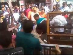Ujjain: महाकाल मंदिर में प्रवेश को लेकर सुरक्षाकर्मी और श्रद्धालुओं के बीच जमकर हुई हाथापाई, वीडियो वायरल