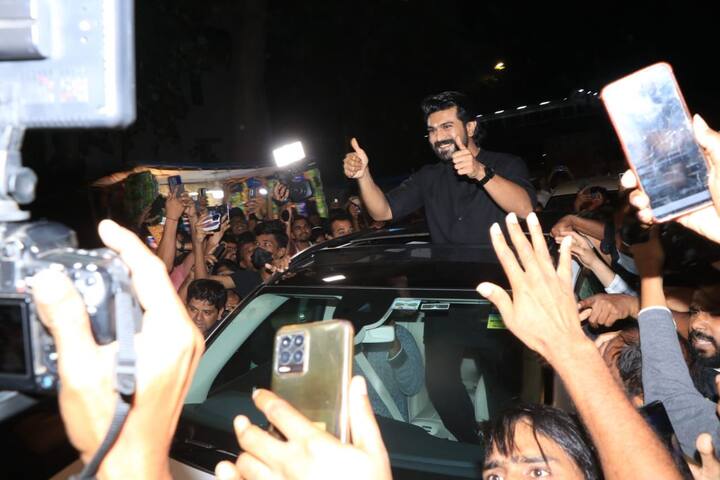 అభిమానుల మధ్య రామ్ చరణ్