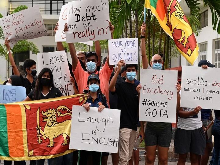 Sri Lanka Cabinet Ministers resign except PM Mahinda Rajapaksa amid economic crisis Sri Lanka Crisis: श्रीलंका में बेकाबू हालात, इमरजेंसी के बीच पूरी कैबिनेट ने दिया इस्तीफा, लेकिन PM बने रहेंगे राजपक्षे
