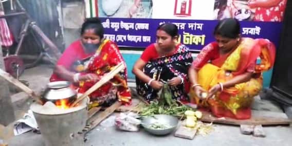 Nadia News: জ্বালানির দাম বৃদ্ধির জের, মাটির উনুনে রান্না করে প্রতিবাদ নদিয়ায় Nadia News: জ্বালানির দাম বৃদ্ধির জের, মাটির উনুনে রান্না করে প্রতিবাদ নদিয়ায়