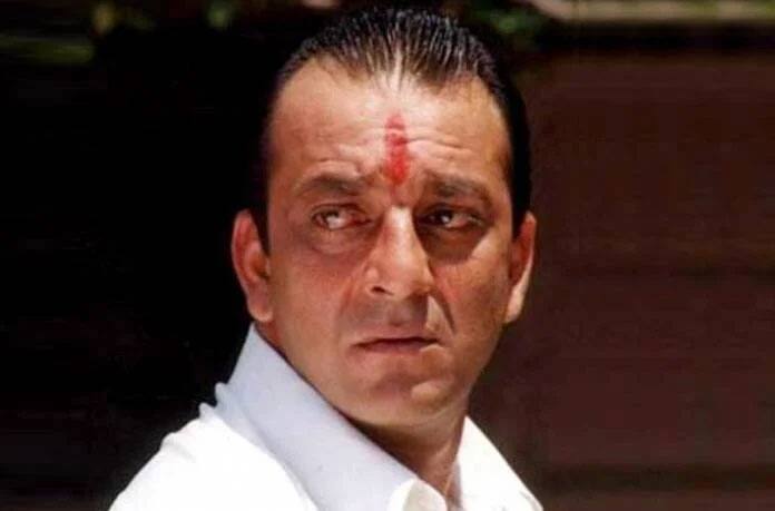 वास्तव- इस फिल्म में संजय दत्त गैंगस्टर के किरदार में दिखे थे जो मजबूरी के चलते हथियार उठा लेता है. 1999 में रिलीज ये फिल्म संजय दत्त के करियर की बेहतरीन फिल्म है.