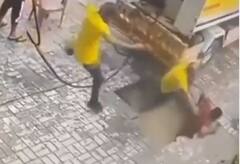 એક પછી એક જમીનમાં સમાવા લાગ્યા લોકો, વીડિયો જોઈને તમારા હોંશ ઉડી જશે