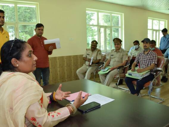 Kotdwar News: विधानसभा अध्यक्ष रितु खंडूरी ने कोटद्वार में विभागीय अधिकारियों के साथ विकास कार्यों की समीक्षा, दिए कई निर्देश Kotdwar News: विधानसभा अध्यक्ष रितु खंडूरी ने कोटद्वार में विभागीय अधिकारियों के साथ विकास कार्यों की समीक्षा, दिए कई निर्देश