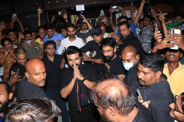 అభిమానుల మధ్య రామ్ చరణ్