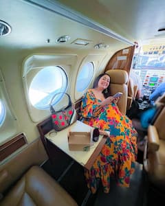 Neha Kakkar: रंगीबेरंगी ड्रेस घालून प्रायव्हेट जेटमध्ये नेहाने केलं मस्त फोटोशूट!