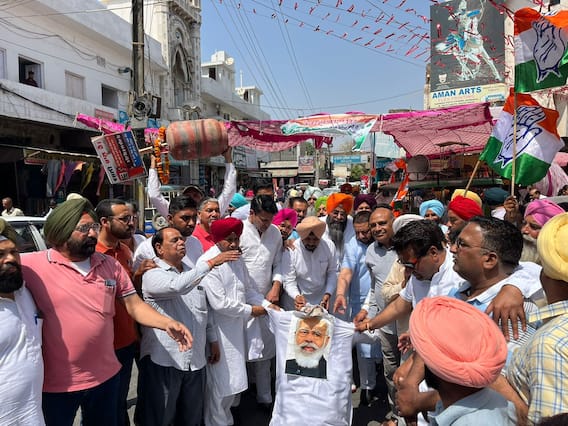 ਕੇਂਦਰ ਨੇ ਮਹਿੰਗਾਈ ਵਧਾ ਕੇ ਲੋਕਾਂ ਦੀਆਂ ਜੇਬਾਂ ਤੇ ਮਾਰਿਆ ਡਾਕਾ, ਵੱਧਦੀ ਮਹਿੰਗਾਈ ਖਿਲਾਫ ਕਾਂਗਰਸ ਨੇ ਕੀਤਾ ਪ੍ਰਦਰਸ਼ਨ ਕੇਂਦਰ ਨੇ ਮਹਿੰਗਾਈ ਵਧਾ ਕੇ ਲੋਕਾਂ ਦੀਆਂ ਜੇਬਾਂ ਤੇ ਮਾਰਿਆ ਡਾਕਾ, ਵੱਧਦੀ ਮਹਿੰਗਾਈ ਖਿਲਾਫ ਕਾਂਗਰਸ ਨੇ ਕੀਤਾ ਪ੍ਰਦਰਸ਼ਨ