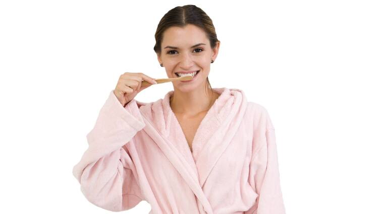 Toothbrush Usage: কতদিন অন্তর দাঁত মাজার ব্রাশ বদলানো প্রয়োজন? How Often Should You Change Your Toothbrush, know in details Toothbrush Usage: কতদিন অন্তর দাঁত মাজার ব্রাশ বদলানো প্রয়োজন?