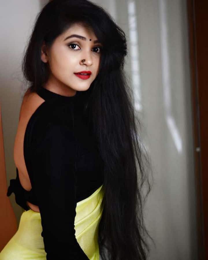 కార్తీకదీపం సీరియల్ లో జ్వాల (శౌర్య) గా బుల్తితెర ప్రేక్షకులను మెప్పిస్తోన్న ఈమెపేరు అమూల్య గౌడ. మైసూర్లో 1993 జనవరి 8న జన్మించిన అమూల్యా.. 2014లో కన్నడ సీరియల్ ‘స్వాతి ముత్తు’తో నటిగా అరంగేట్రం చేసింది. ‘కమలి’ అనే సీరియల్తో మంచి గుర్తింపు తెచ్చుకుంది. ఆ తర్వాత.. ‘పునర్ వివాహ’, ‘ఆరామనే’ సీరియల్స్ చేసింది. ఆరామనే సీరియల్ లో నెగిటివ్ లీడ్ లో ప్రత్యేక గుర్తింపు తెచ్చుకుంది.