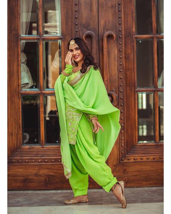 Neha Malik Photos: रमजान में दिखा भोजपुरी एक्ट्रेस Neha Malik का देसी अवतार, हरे सूट में करवाया कातिलाना फोटोशूट