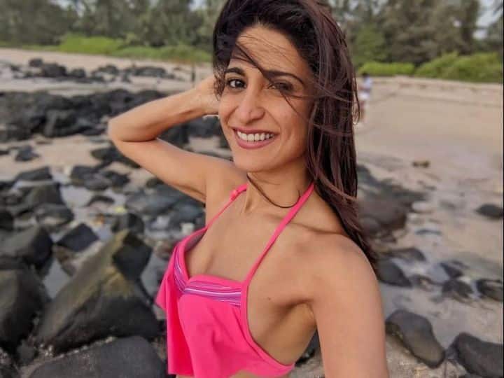 अहना विविध ठिकाणी फिरायला दात असते. त्यामुळे तिला भटकतींची आवड असल्याचं दिसून येतं.