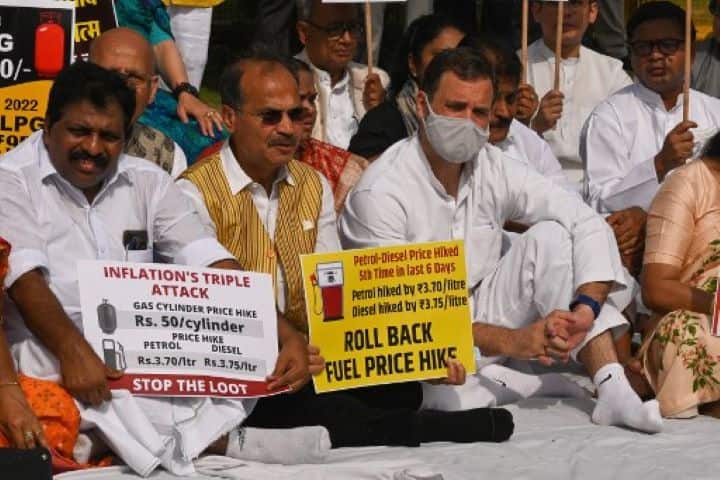 'Pradhan Mantri Jan Dhan LOOT Yojana': Rahul Gandhi Attacks Modi Govt Over Fuel Price Surge 'Pradhan Mantri Jan Dhan LOOT Yojana': Rahul Gandhi Attacks Modi Govt Over Fuel Price Surge 'Pradhan Mantri Jan Dhan LOOT Yojana': Rahul Gandhi Attacks Modi Govt Over Fuel Price Surge