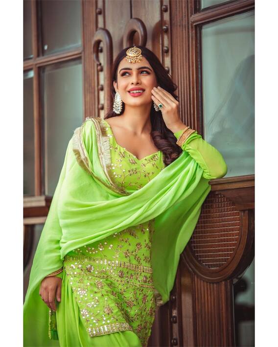 Neha Malik Photos: रमजान में दिखा भोजपुरी एक्ट्रेस Neha Malik का देसी अवतार, हरे सूट में करवाया कातिलाना फोटोशूट