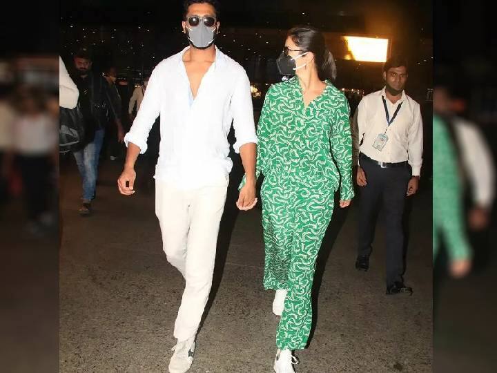 विकी कौशल आणि कतरिना कैफ रविवारी रात्री उशिरा सुट्टीवरून परतले आणि मुंबई विमानतळावर स्पॉट झाले.