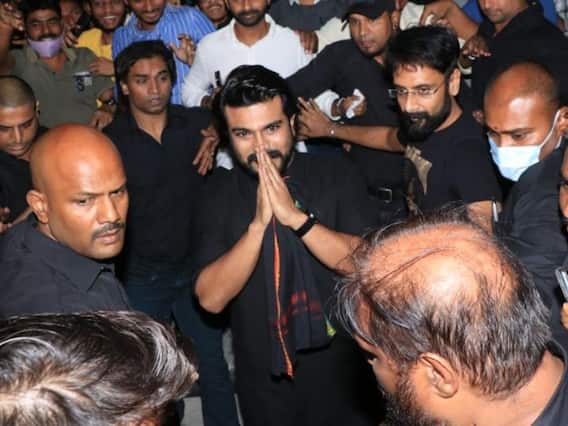 Ramcharan: థియేటర్లో ప్రత్యక్షమైన రామ్చరణ్, అభిమానులకు సర్ప్రైజ్ Ramcharan: థియేటర్లో ప్రత్యక్షమైన రామ్చరణ్, అభిమానులకు సర్ప్రైజ్