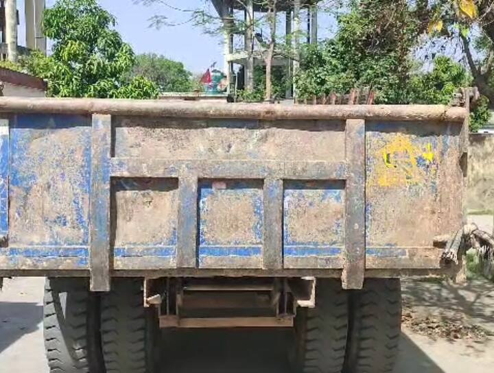 Khatima News: अवैध खनन पर छापा मारने पहुंची वन विभाग की टीम पर खनन माफिया का हमला, वन दारोगा की वर्दी फाड़ी Uttarakhand khatima mining mafia attack on forest department team arrived to raid on illegal mining ann Khatima News: अवैध खनन पर छापा मारने पहुंची वन विभाग की टीम पर खनन माफिया का हमला, वन दारोगा की वर्दी फाड़ी