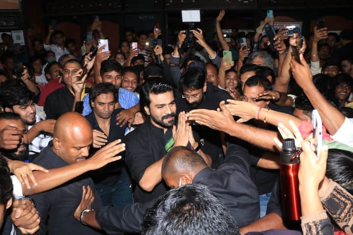 అభిమానులను కట్టడి చేసేందుకు ఆయన బౌన్సర్లు చాలా కష్టపడ్డారు.