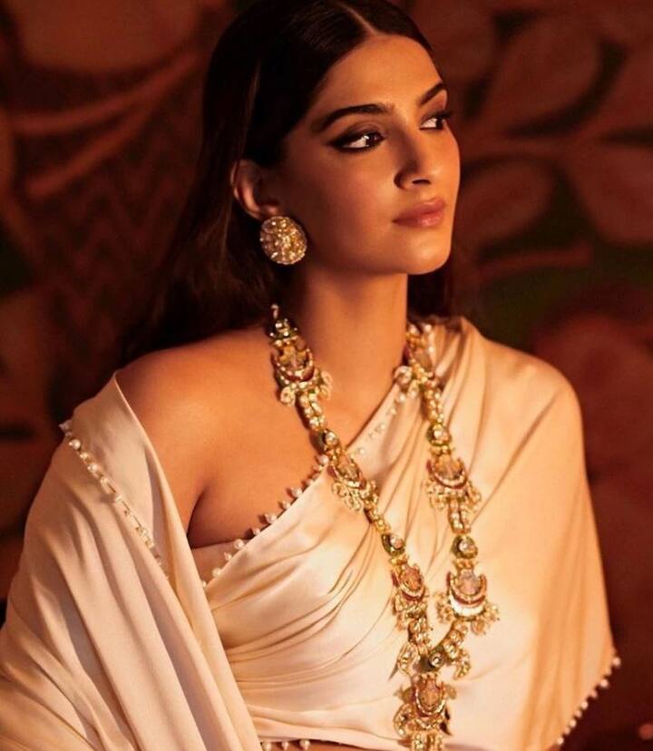 અભિનેત્રીએ બેબી બંપની ફ્લોન્ટ કરતી તસવીરો શેર કરી છે.