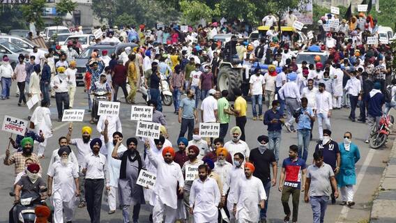 Congress Protest : ਭਾਂਡੇ-ਟੀਂਡੇ ਲੈ ਕੇ ਸੜਕ 'ਤੇ ਉਤਰੇ ਕਾਂਗਰਸੀ; ਸਲੰਡਰ ਦਾ ਵੀ ਹਾਰ ਪਾ ਕੇ ਕੀਤਾ 