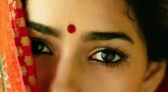 Bindi: चेहरे पर चार चांद लगा देती है बिंदी, जानिए किस चेहरे के लिए कौन सी डिजाइन है सही Bindi: चेहरे पर चार चांद लगा देती है बिंदी, जानिए किस चेहरे के लिए कौन सी डिजाइन है सही