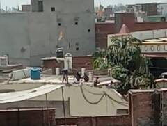 Etah News: एटा में दिखा बुलडोजर का खौफ, सपा के पूर्व विधायक रामेश्वर यादव ने खुद गिरवाया अवैध कब्जा