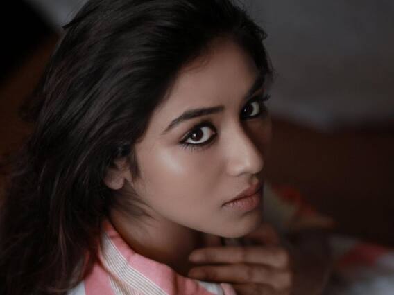 Actress Indhuja : இதயராணி இந்துஜாவின் படுக்கையறை போஸ்.... படாத பாடுப்பட்ட படுக்கை! Actress Indhuja : இதயராணி இந்துஜாவின் படுக்கையறை போஸ்.... படாத பாடுப்பட்ட படுக்கை!