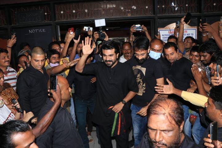 అభిమానుల మధ్య రామ్ చరణ్