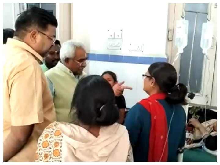 Haridwar Uttarakhand On Navratri BJP president Madan Kaushik sadhus meet patients in food poisoning case ANN Haridwar: कुट्टू के आटे से फूड पॉइजनिंग मामले में उठी अधिकारियों को सस्पेंड करने की मांग, बीमार लोगों से मिलने पहुंचे BJP प्रदेश अध्यक्ष
