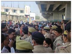 Hapur News: व्यापारी की हत्या को लेकर फूटा गुस्सा, हाईवे पर शव रखकर लगाया जाम, जानें पूरा मामला