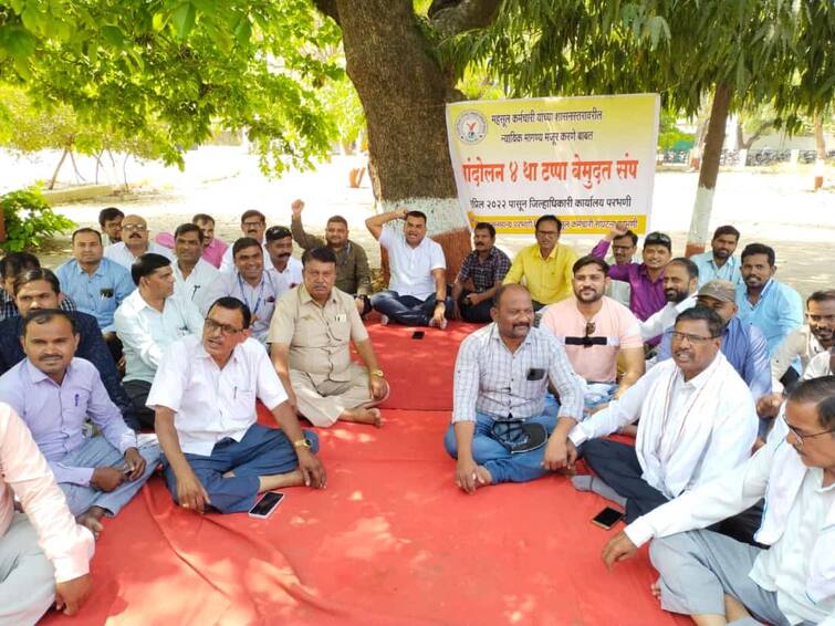Maharashtra News 22,000 revenue workers in state on indefinite strike  Revenue Workers Strike : राज्यातील 22 हजार महसूल कर्मचारी बेमुदत संपावर; कामकाजावर परिणाम  