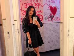 Actress meera jasmine : குட்டி உடையில் நெட்டி முறிக்கும் மீரா ஜாஸ்மின்... அசத்தல் க்ளிக்ஸ்!