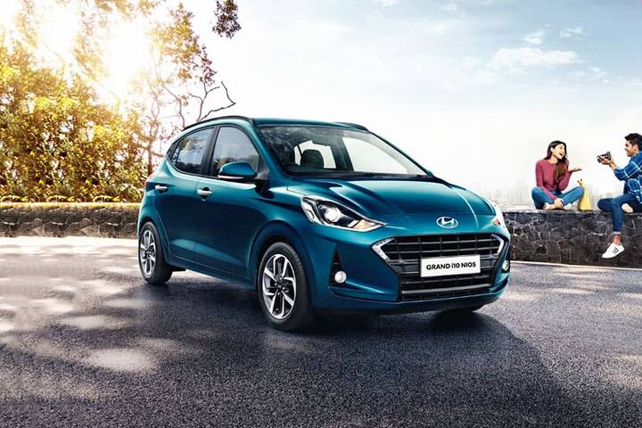 Hyundai Grand i10 Nios: Hyundai Grand i10 Nios ने 12 फीसदी की गिरावट दर्ज की गई क्योंकि इस हैचबैक की 9,687 यूनिट मार्च 2022 में बेची गईं, जबकि मार्च 2021 में 11,020 यूनिट बेची गई थीं.