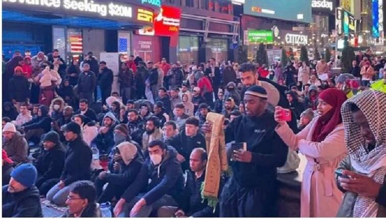 In a first, Muslims perform Taraweeh prayer at Times Square in US Namaz at Times Square: ਟਾਈਮਜ਼ ਸਕੁਏਅਰ ਬਣਿਆ ਇਤਿਹਾਸਕ ਪਲ ਦਾ ਗਵਾਹ, ਪਹਿਲੀ ਵਾਰ ਸੈਂਕੜੇ ਲੋਕਾਂ ਨੇ ਸੜਕ 'ਤੇ ਕੀਤੀ ਨਮਾਜ਼