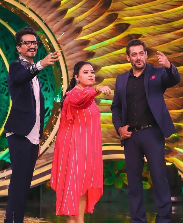 सध्या सलमान खान (Salman Khan) चा एक व्हिडीओ सोशल मीडियावर व्हायरल झालेला दिसत आहे. या व्हिडीओमध्ये सलमान भारतीला प्रॉमिस करताना दिसत आहे. (Bharti Singh/ instagram)