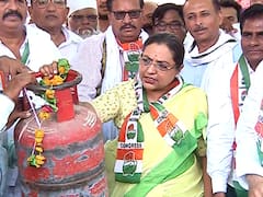 PHOTO : महागाई विरोधात अमरावतीत काँग्रेसचा एल्गार; डोक्यावर सिलेंडर घेऊन यशोमती ठाकूर यांचं आंदोलन