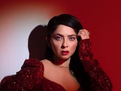 Sonalee Kulkarni: जणू लाल परीच; पाहा सोनालीचा ग्लॅमरस अंदाज!