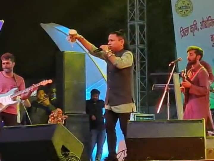 Bollywood Playback & Sufi Singer Kailash Kher Singing Programme in Singrauli, audience enjoy his songs ANN Singrauli News: सिंगरौली में कैलाश खेर की जादुई आवाज ने बांधा समा, झूम उठे दर्शक