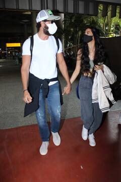 बाहों में बाहें तेरी: एयरपोर्ट पर कुछ इस तरह दिखे ऋतिक रोशन और सबा आजाद, एक पल के लिए नहीं छोड़ा हाथ