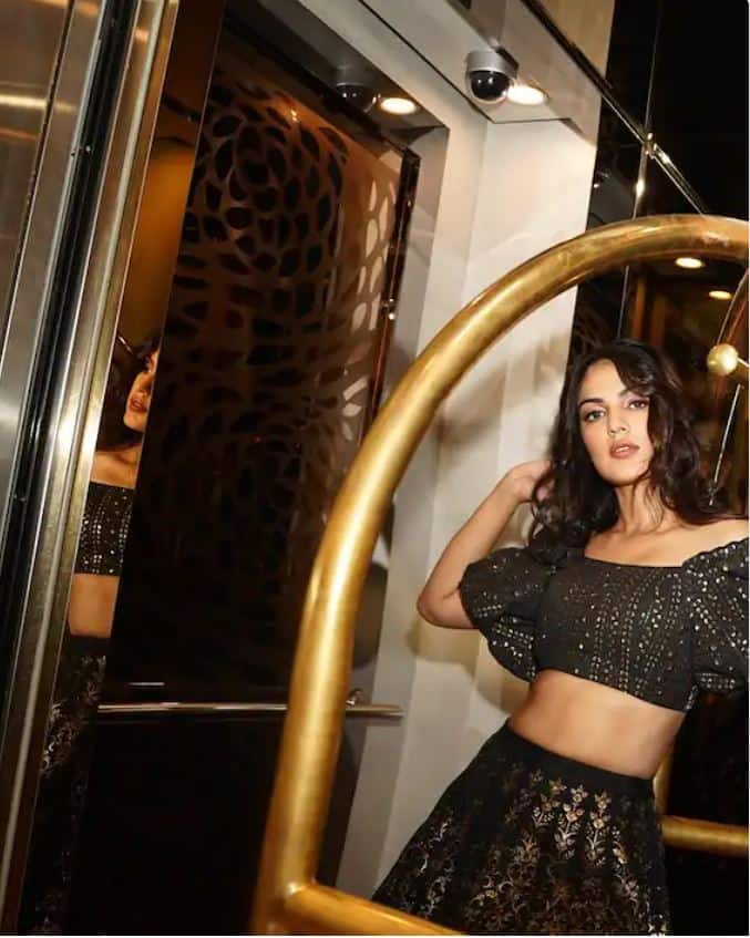 रियानं काही दिवसांपूर्वी एका फॅशन विकमध्ये शो स्टॉपर होती. तिनं यावेळी ब्लॅक आउटफिट्समधील फोटो शेअर केले आहेत. जे पाहून चाहते तिच्यावर फिदा झाले आहेत. (PHOTO : @rhea_chakraborty/Instagram)