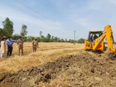 Shamli News: सपा विधायक नाहिद हसन के रिश्तेदार की अवैध जमीन पर चला बुल्डोजर, गेहूं की फसल भी हुई नीलाम