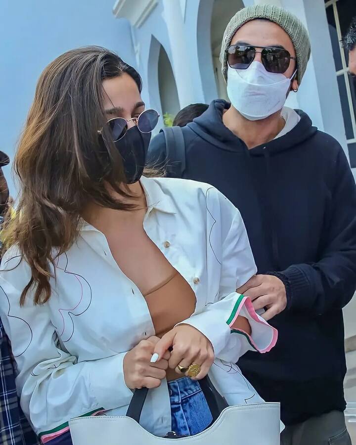 मीडिया रिपोर्टनुसार आलिया आणि रणबीर एप्रिल महिन्याच्या दुसऱ्या आठवड्यात लग्न करणार आहेत. 17 एप्रिलला ते लग्नबंधनात अडकणार आहेत. आलिया-रणबीर 2018 पासून एकमेकांना डेट करत आहेत.(photo:__ranbir_kapoor_official__/ig)