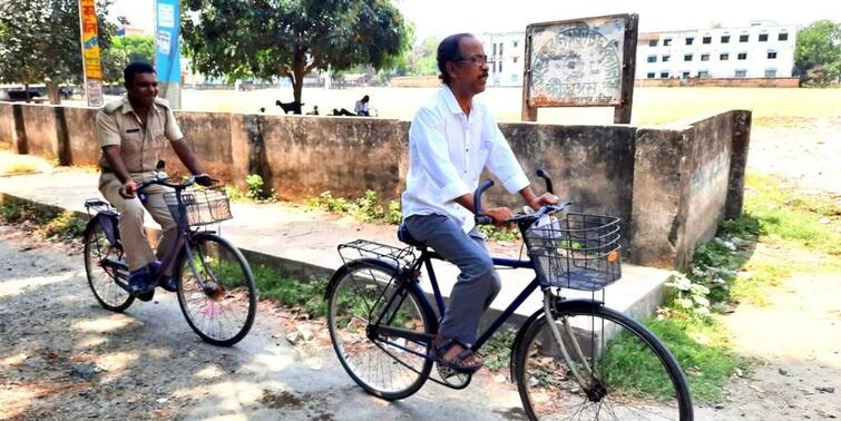 Nadia: fuel price hike Taherpur municipality chairman rides bicycle instead of car Nadia: জ্বালানির দামবৃদ্ধিতে সাইকেলে যাতায়াত তাহেরপুর পৌরসভার চেয়ারম্যানের, কটাক্ষ তৃণমূলের