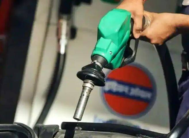 Petrol diesel price hike again મોંઘવારીનો માર: પેટ્રોલ-ડીઝલના ભાવમાં ફરી એક વખત થયો વધારો, જાણો કેટલા રુપિયા વધ્યા