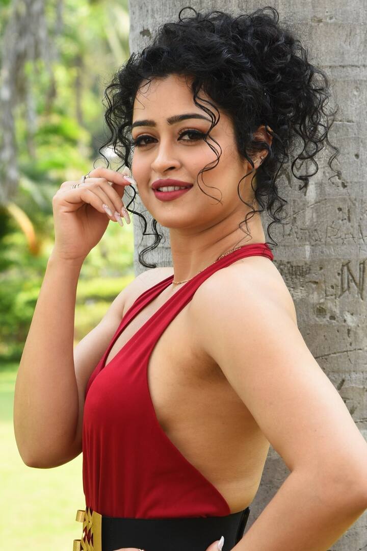 అప్సర రాణి అందమైన ఫోటోలు