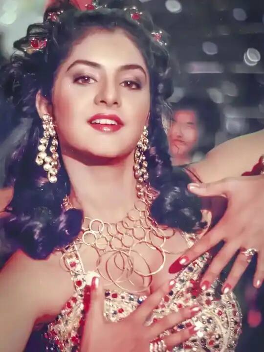 લાડલા : એવું કહેવાય છે કે દિવ્યા ભારતીએ 1993માં આવેલી ફિલ્મ લાડલાનું 80 ટકા શૂટિંગ પૂર્ણ કરી લીધું હતું, પરંતુ તેના ગયા બાદ શ્રીદેવી સાથે ફિલ્મનું ફરીથી શૂટિંગ કરવામાં આવ્યું હતું.