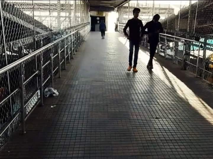 मध्य प्रदेश में जबलपुर रेलवे स्टेशन (JABALPUR RAILWAY STATION) अब एयरपोर्ट (AIRPORT) जैसा जगमग और आधुनिक सुविधाओं वाला हो गया है. यहां यात्रियों के लिए एसी लाउंज, एस्केलेटर, लिफ्ट जैसी सुविधाएं उपलब्ध कराई गई है, जो उनकी यात्रा को आरामदायक बना रही है. जबलपुर रेलवे स्टेशन में यात्री सुविधाओं से जुड़ा एक वीडियो भी इंडियन रेलवे ने पोस्ट किया है.