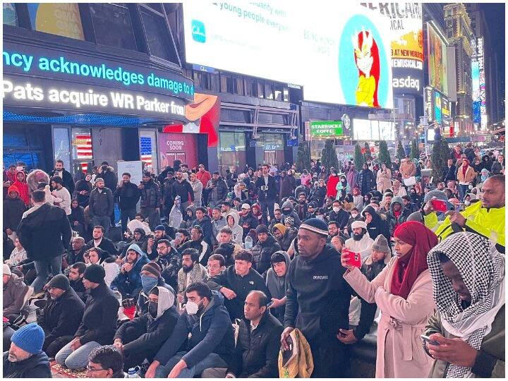 Namaz at Times Square: ऐतिहासिक लम्हे का गवाह बना टाइम्स स्क्वॉयर, पहली बार रोड पर सैकड़ों लोगों ने पढ़ी नमाज Hundred of Muslim Pray before Times Square in occasion of Ramadan Namaz at Times Square: ऐतिहासिक लम्हे का गवाह बना टाइम्स स्क्वॉयर, पहली बार रोड पर सैकड़ों लोगों ने पढ़ी नमाज