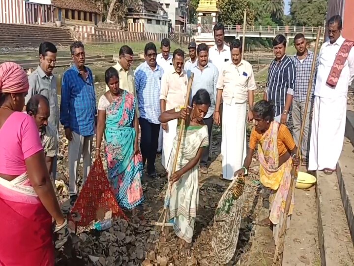 பிரசித்தி பெற்ற மயிலாடுதுறை காவிரி துலாக்கட்டத்தை தூய்மை செய்யும் நகராட்சி நிர்வாகம்