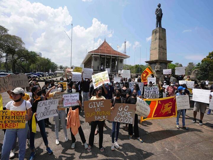 सोने की लंका हुई कंगाल, खजाना खाली, जीना मुहाल! सरकार के खिलाफ तेज हुआ विरोध प्रदर्शन Sri Lanka economic crisis: Protest against govt, President Rajapaksa refuses to resign सोने की लंका हुई कंगाल, खजाना खाली, जीना मुहाल! सरकार के खिलाफ तेज हुआ विरोध प्रदर्शन