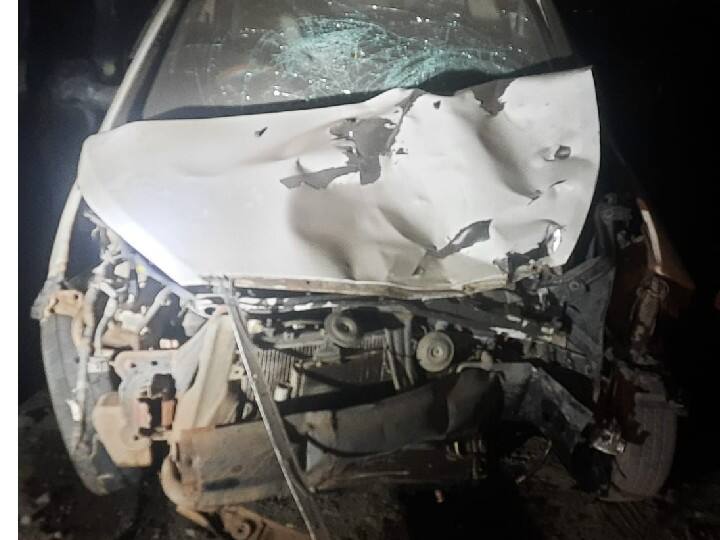 Maharashtra: 3 killed, one critically wounded after speeding car mows them down in Beed BEED ACCIDENT : बीडमध्ये भरधाव कारची धडक, तिघांचा मृत्यू, विजेचा खांबही पडला