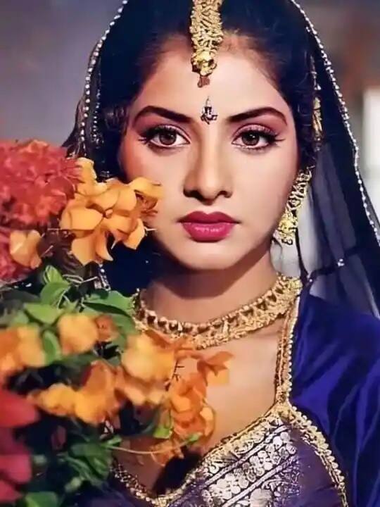 અંગરક્ષક : 1995માં આવેલી ફિલ્મ અંગરક્ષકમાં પણ દિવ્યા ભારતીને કાસ્ટ કરવામાં આવી હતી, પરંતુ તેના ગયા બાદ ફિલ્મમાં તેનું સ્થાન પૂજા ભટ્ટે લીધું હતું. આ ફિલ્મ સુપરહિટ સાબિત થઈ હતી.